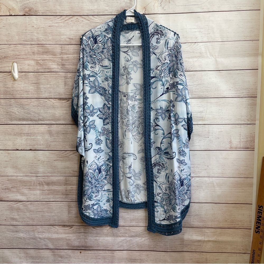 CHICOS RUANA WRAP STYLE KIMONO WITH CROCHETED TRIM IN BLUE FLORAL